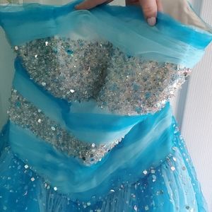 GORGEOUS BLUE BALLGOWN!! ACCEPTING OFFERS!!